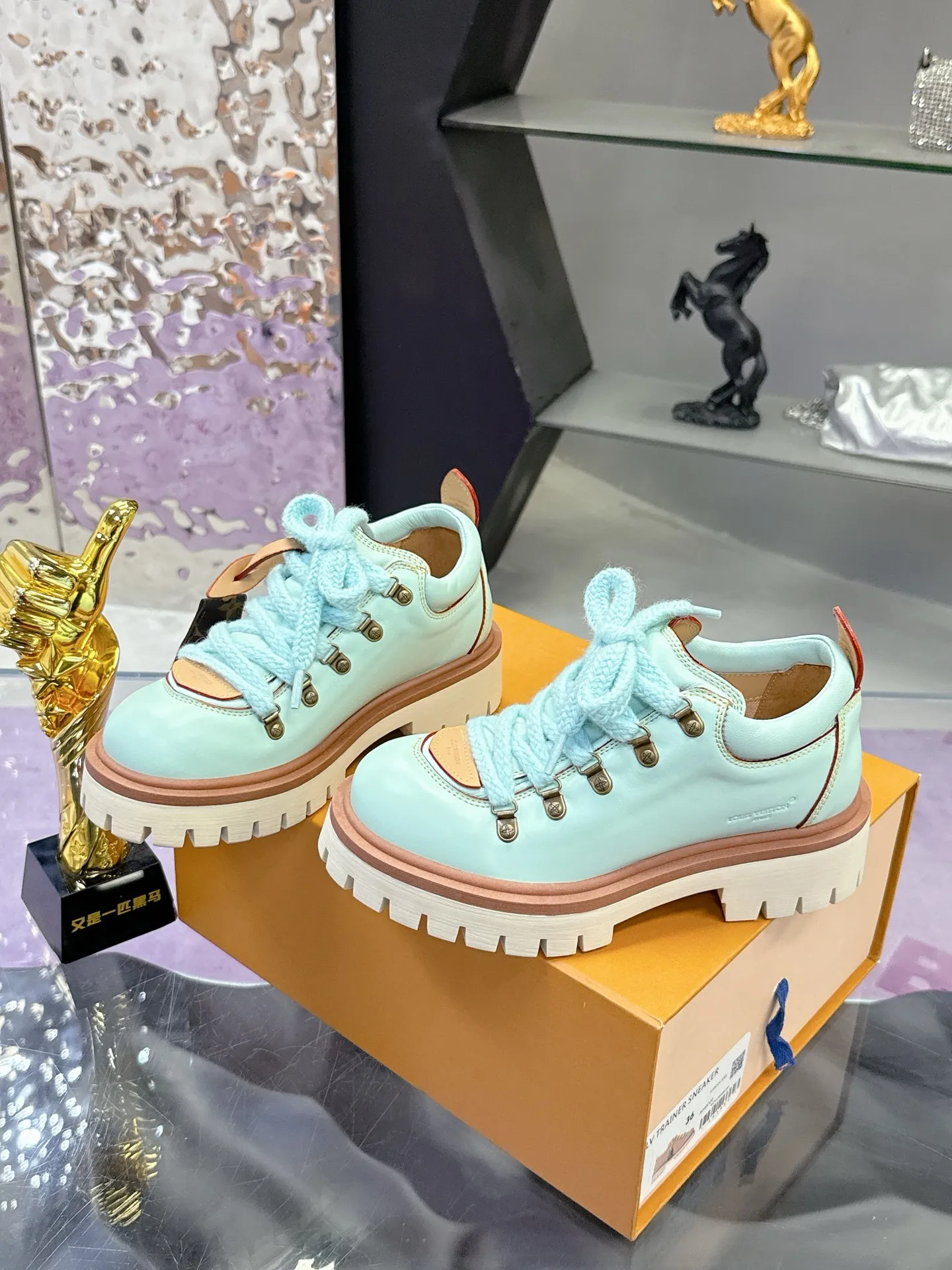 Factory price: 700💰 LV | Louis Vuitton 🧡💚2025 autumn and winter new style, top version ⚠️ The counter features the latest LV REMIX lace-up mountaineering derby shoes, new hard goods 🆕 ❥BS purchasing level! Full of high-end feel! A popular model among bloggers at home and abroad, it’s retro and fashionable, and looks stunning on your feet! Mainly recommended model on the official website★ ▪️Upper: top-quality first-layer cowhide ▪️Inner lining: imported sheepskin ▪️Outsole: original molded T men's shoes 💰U anti-slip outsole ▪️Sole height: 3.5cm ▪️Shoe size: Female 35-41 (41 customized, non-refundable) Male 39-45 (46 customized, non-refundable)